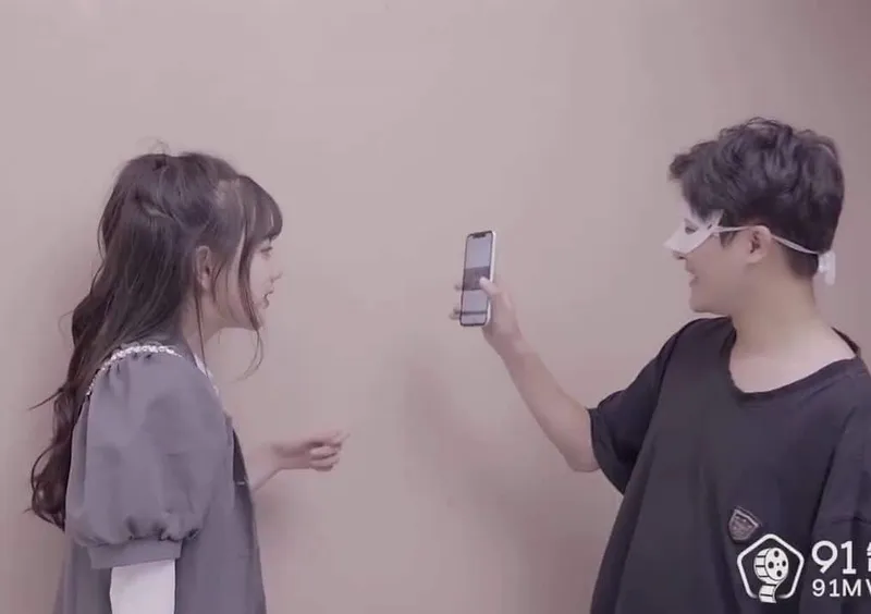 Tống tình cô bạn gái khi phát hiện clip móc lồn trên điện thoại