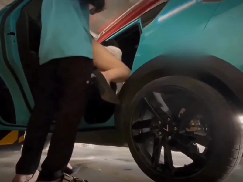 Anh người lái xe số hưởng được cô em doggy để trả công